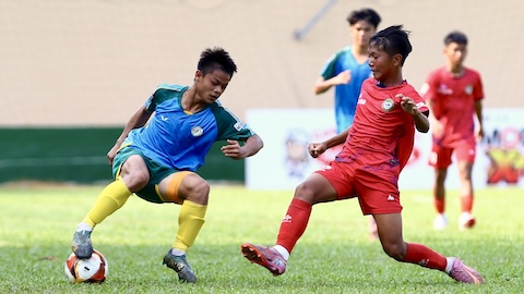 Simone Inzaghi celebrating with his Inter Milan players after beating Barcelona.